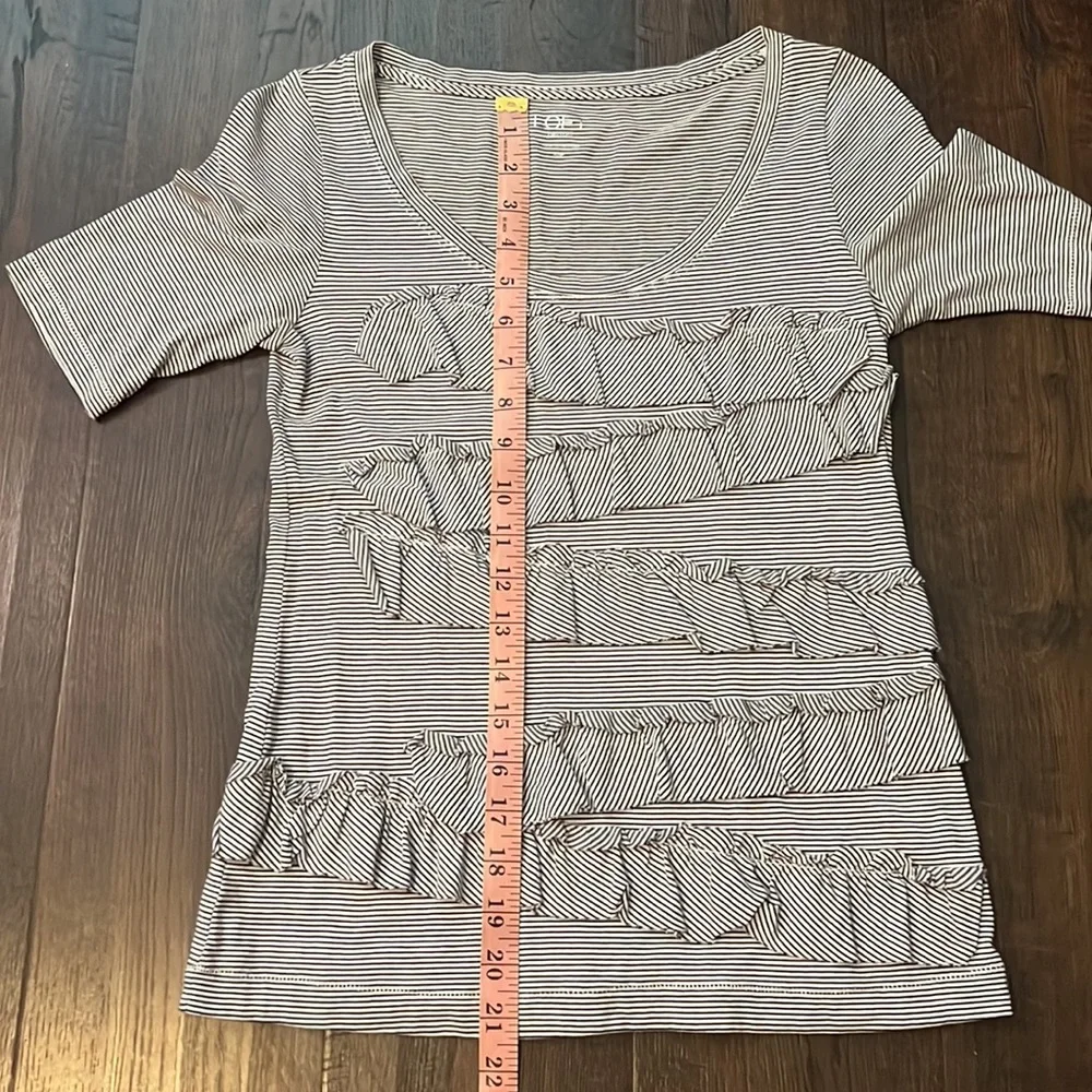 🚨4/$13🚨 Loft Ruffle Tee - Picture 5 of 5